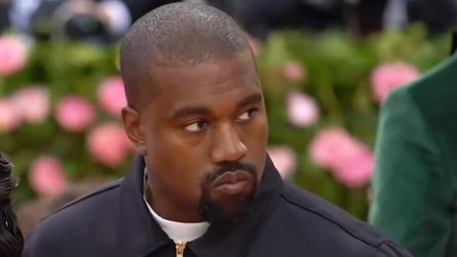 Kanye West bar White Lives Matter-tröja på modeshow