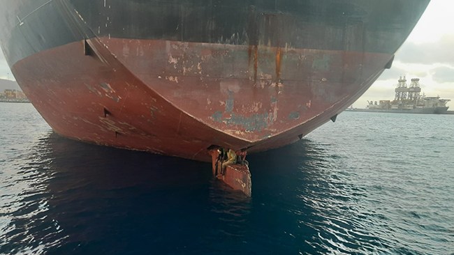 Migranter hittades på fartygsroder – överlevde elva dagar till havs