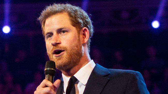 Hyllades som hjälte – nu ber krigsveteranen prins Harry att hålla käften