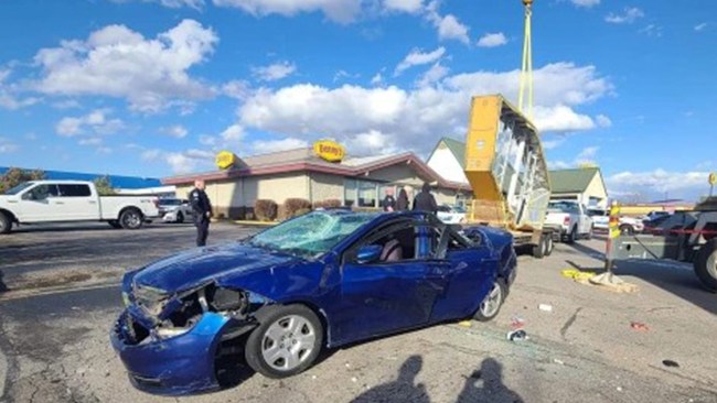 Kvinna död när restaurangskylt krossade bil