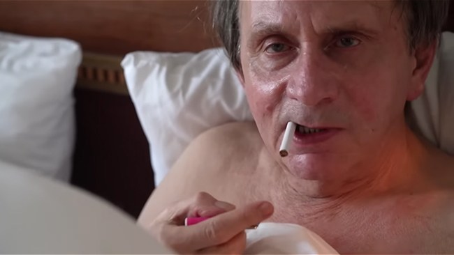 Succéförfattare gör porrdebut – 66 år gammal: "Knullar som en galning"