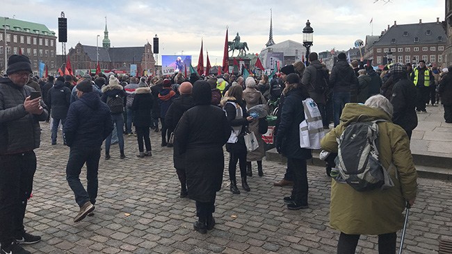 Tiotusentals arga danskar demonstrerade mot inställd helgdag
