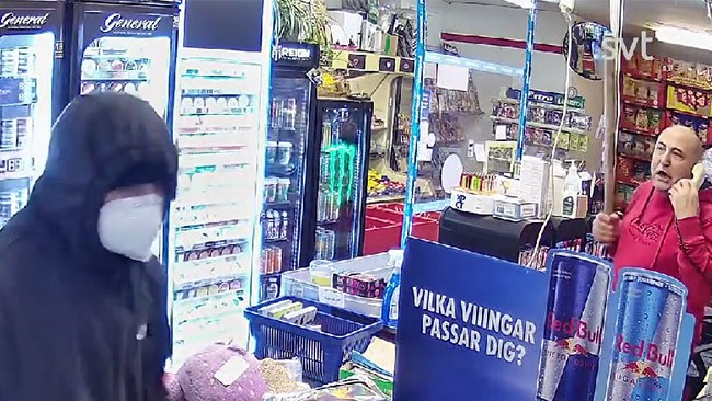 Butiksägare jagar ut knivbeväpnad rånare med basebollträ: "Det är en princip"