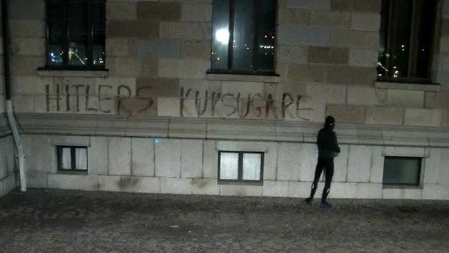 Här klottrar före detta L-politikern på Nationalmuseum