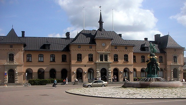 Hotade kvinna med skärp – brottades ned av pensionerad polis